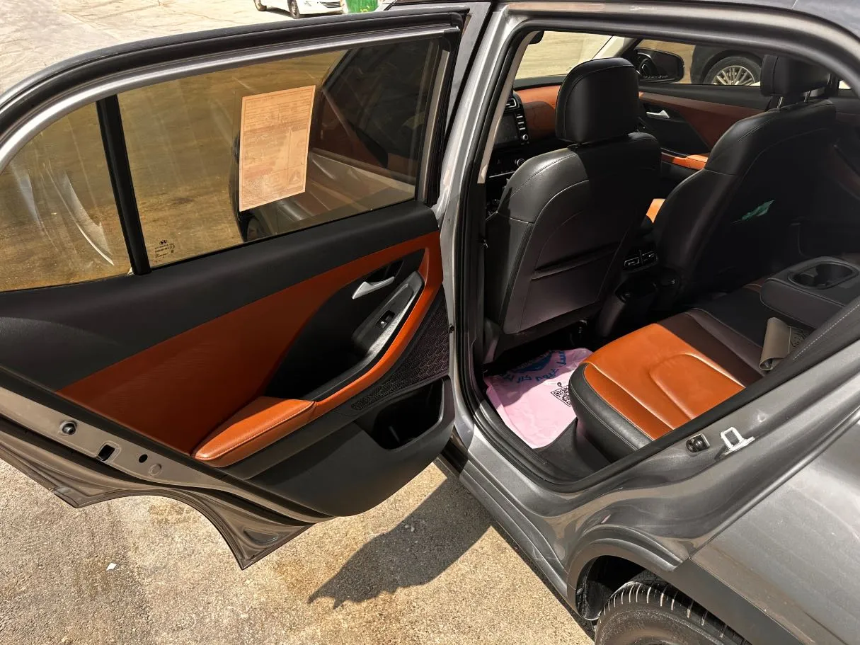 Car image 12
