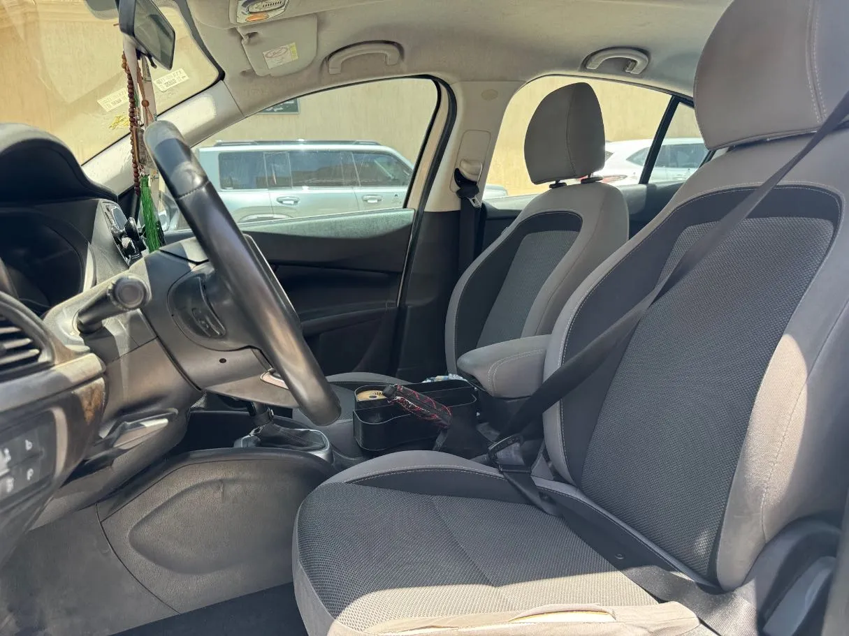 Car image 12