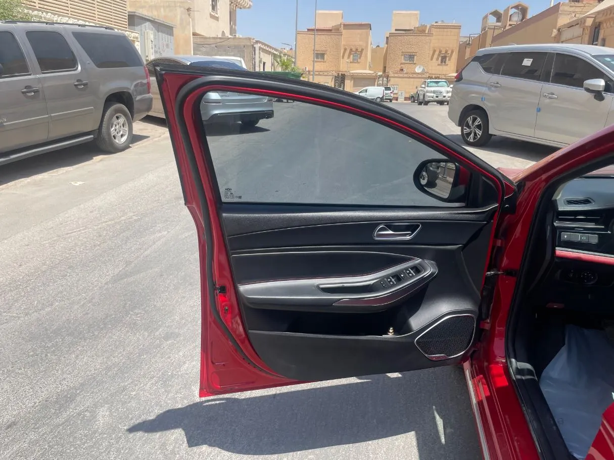 Car image 10