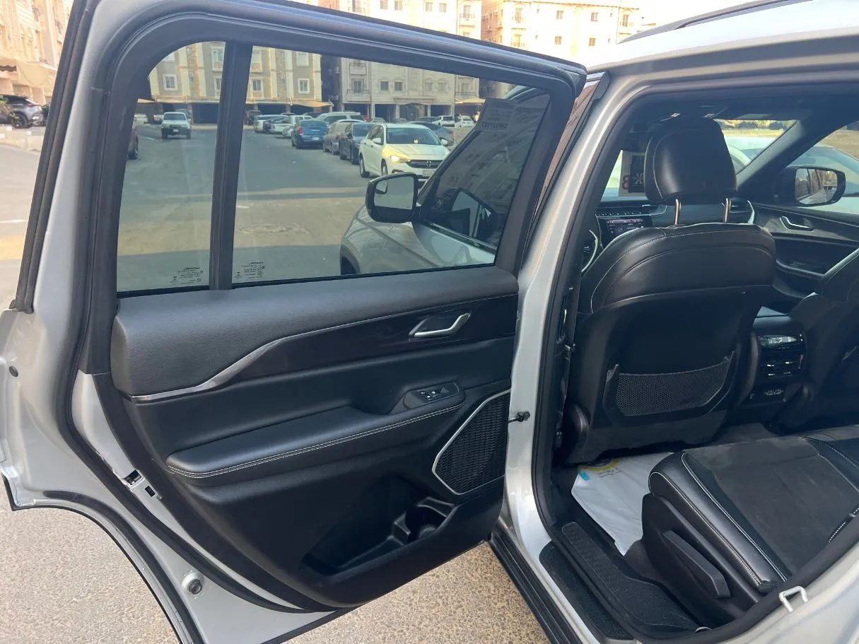 Car image 13