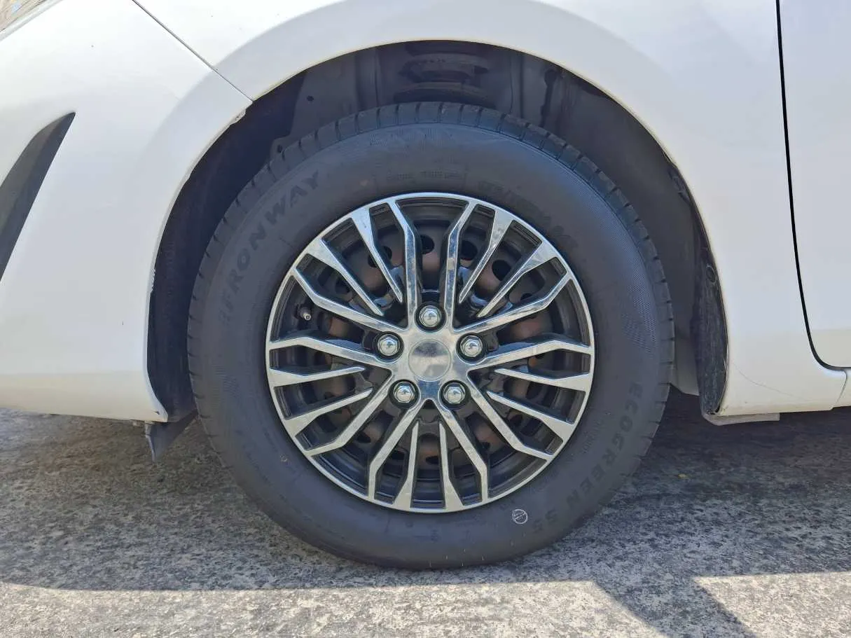 Car image 9
