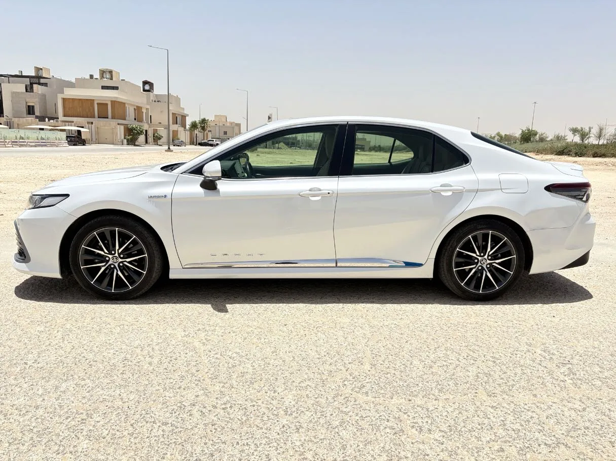 Car image 8