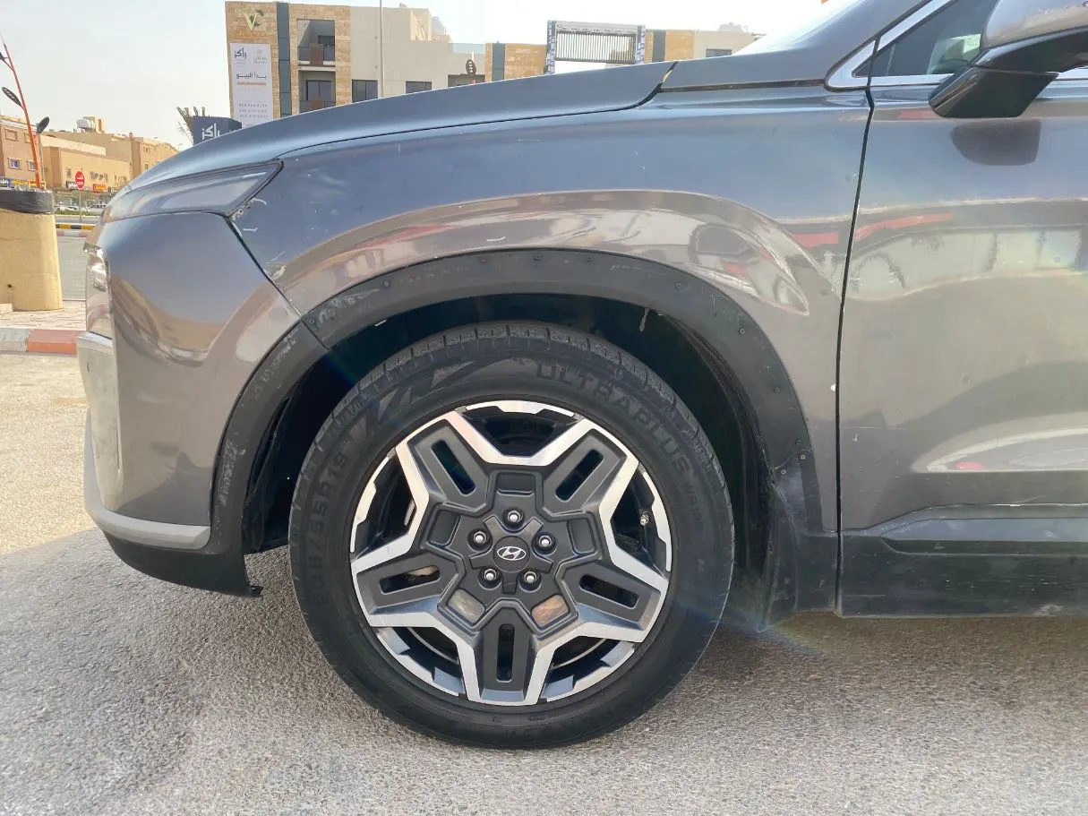 Car image 9