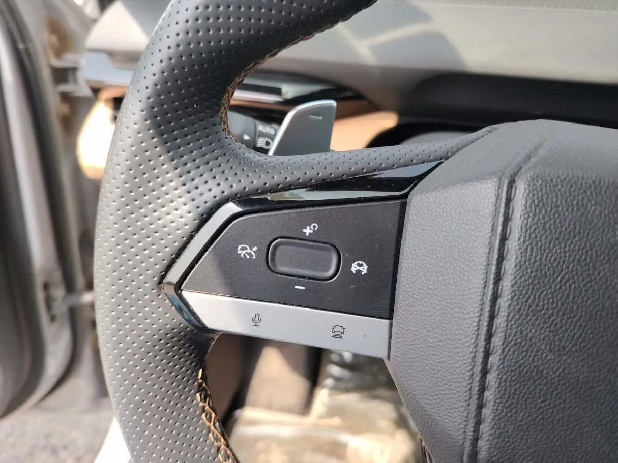 Car image 32