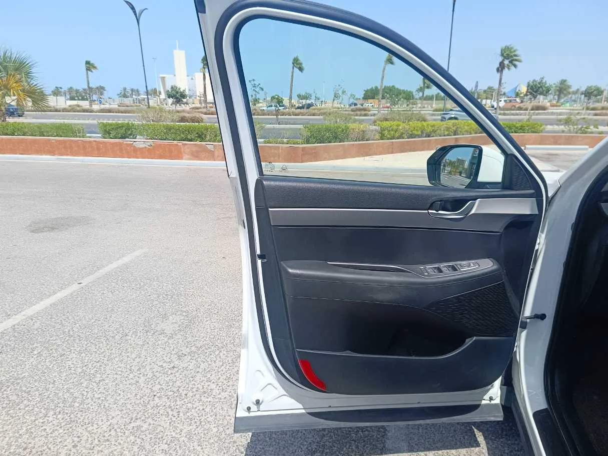 Car image 12