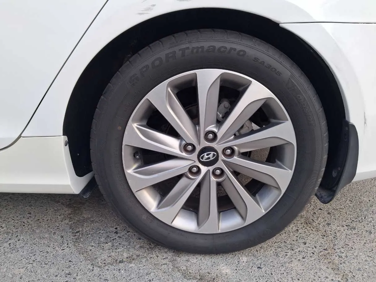 Car image 9