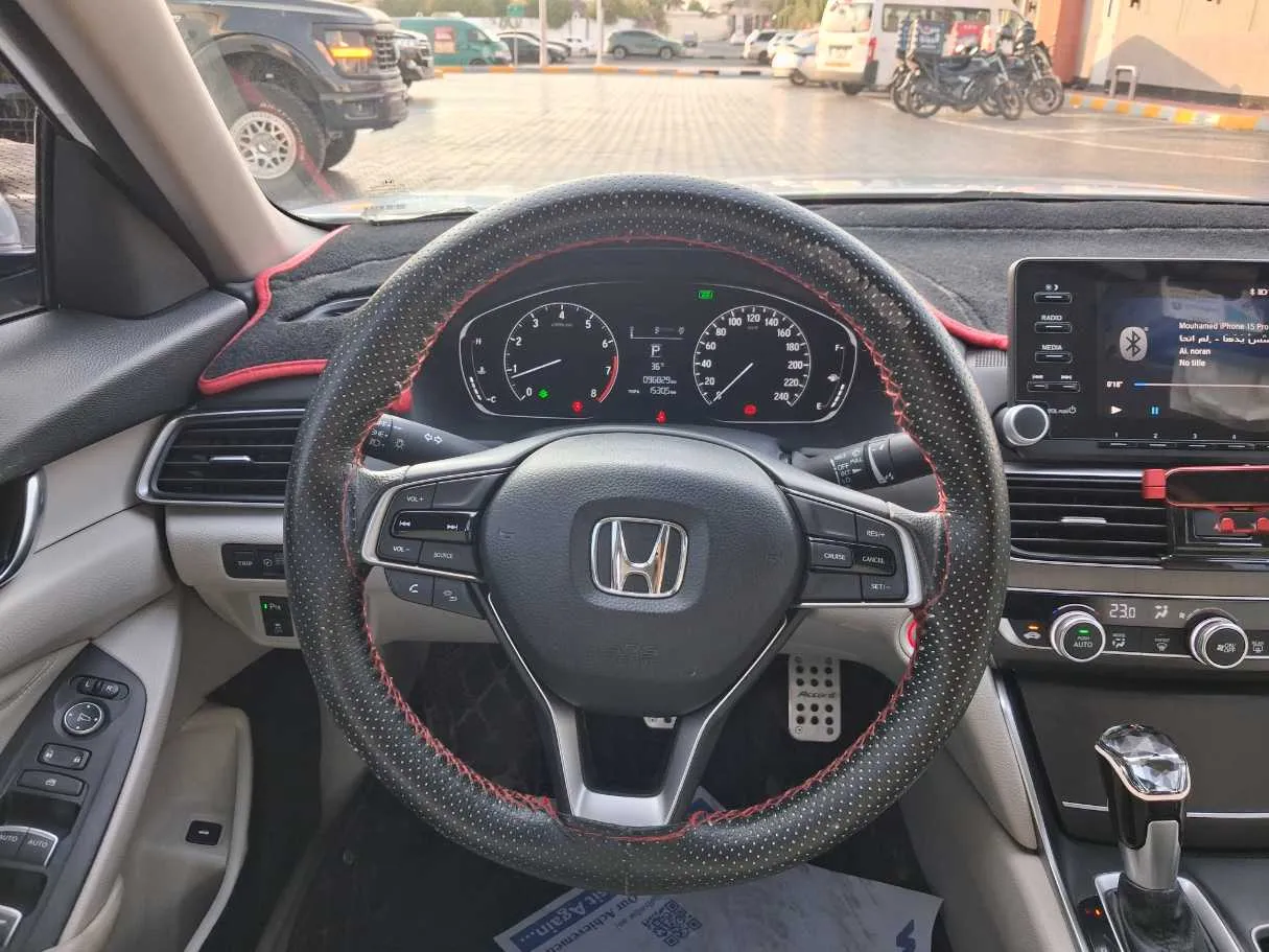 Car image 18