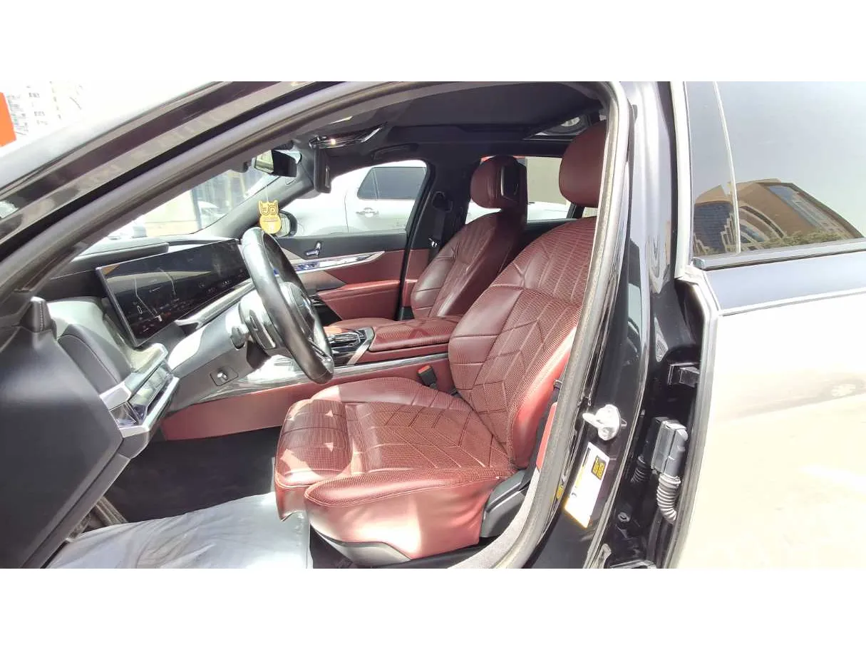 Car image 12