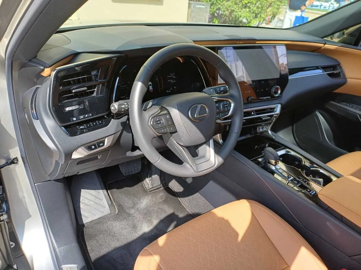 Car image 11