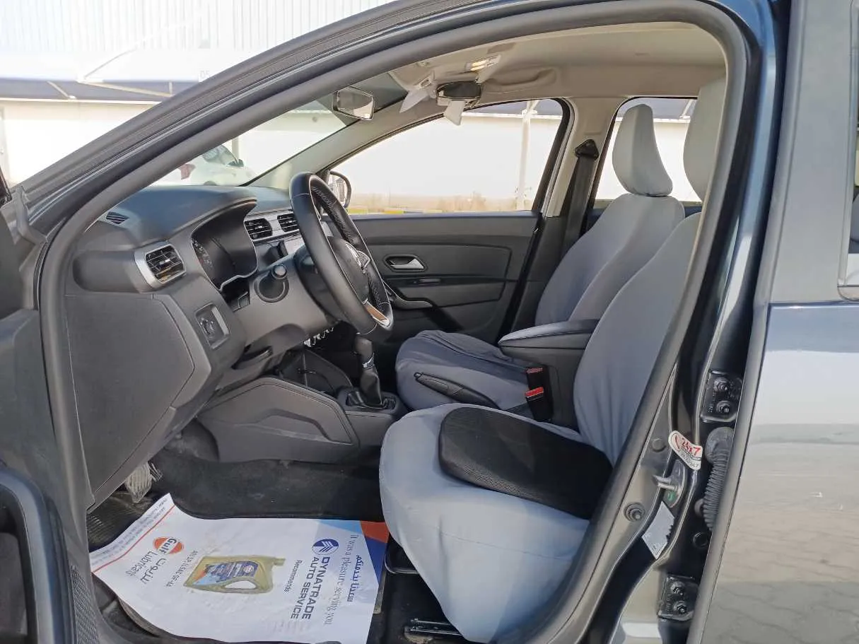 Car image 12