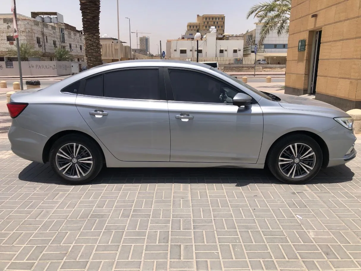 Car image 4