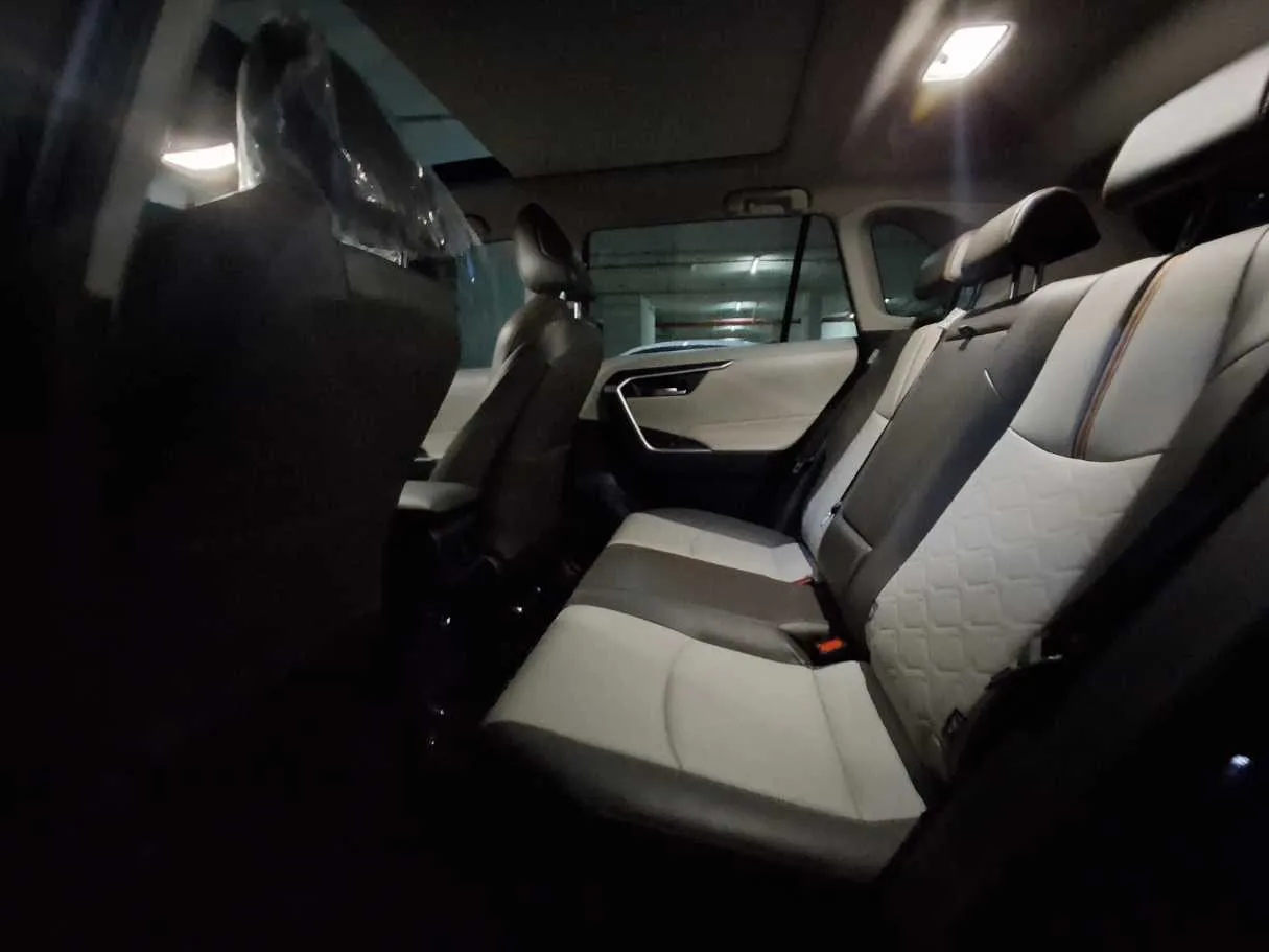 Car image 10