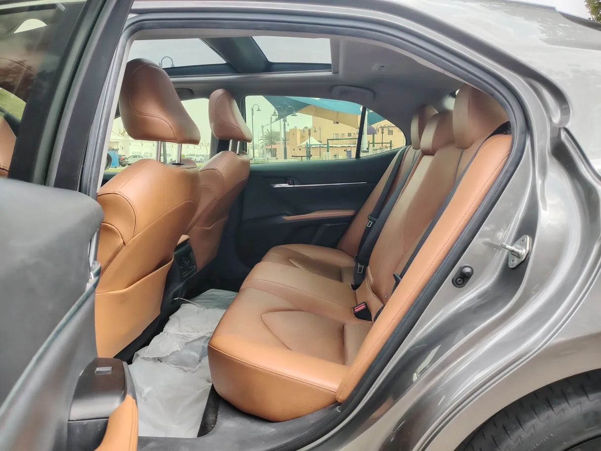 Car image 14