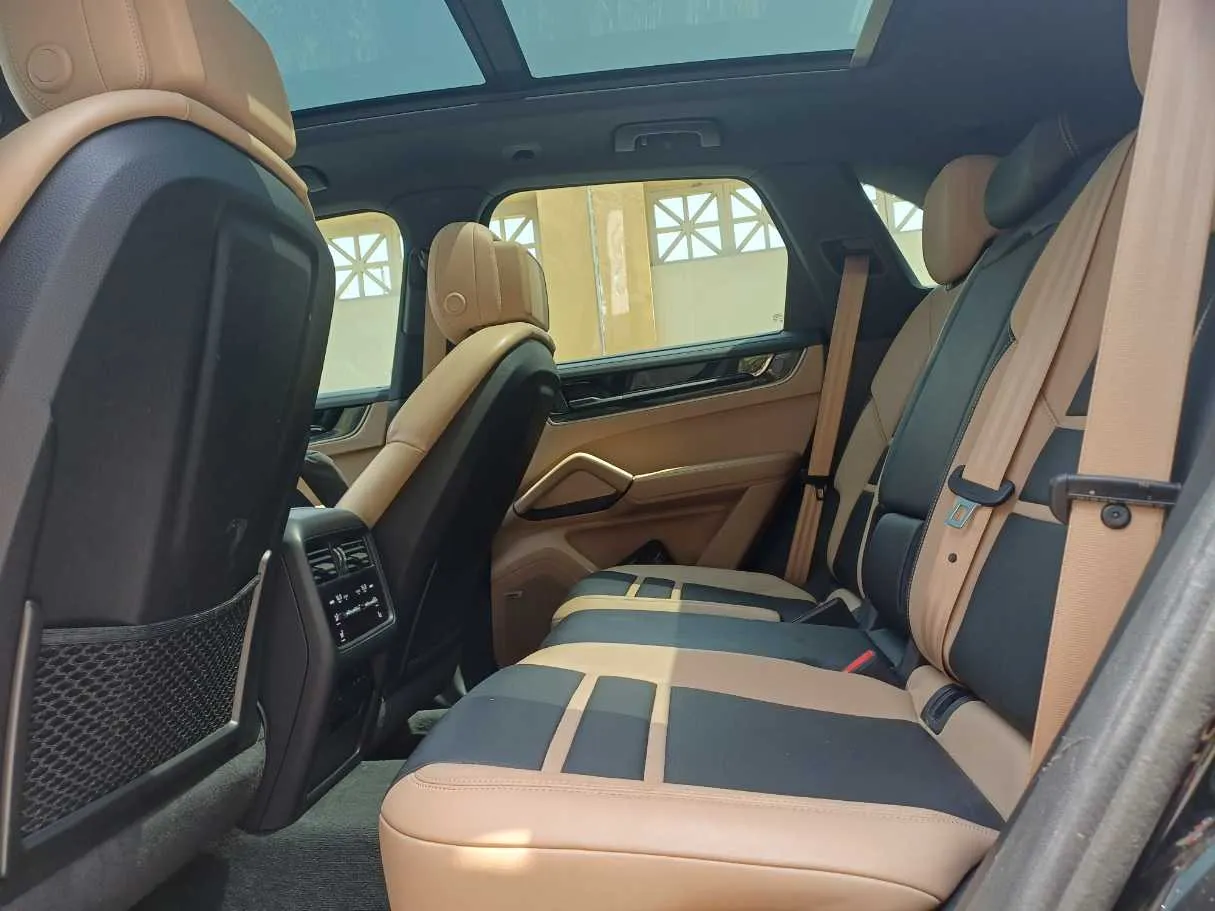 Car image 13