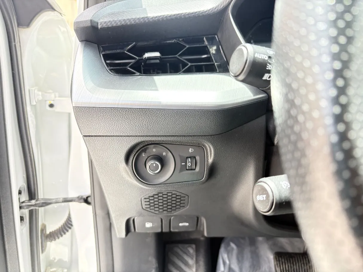 Car image 27