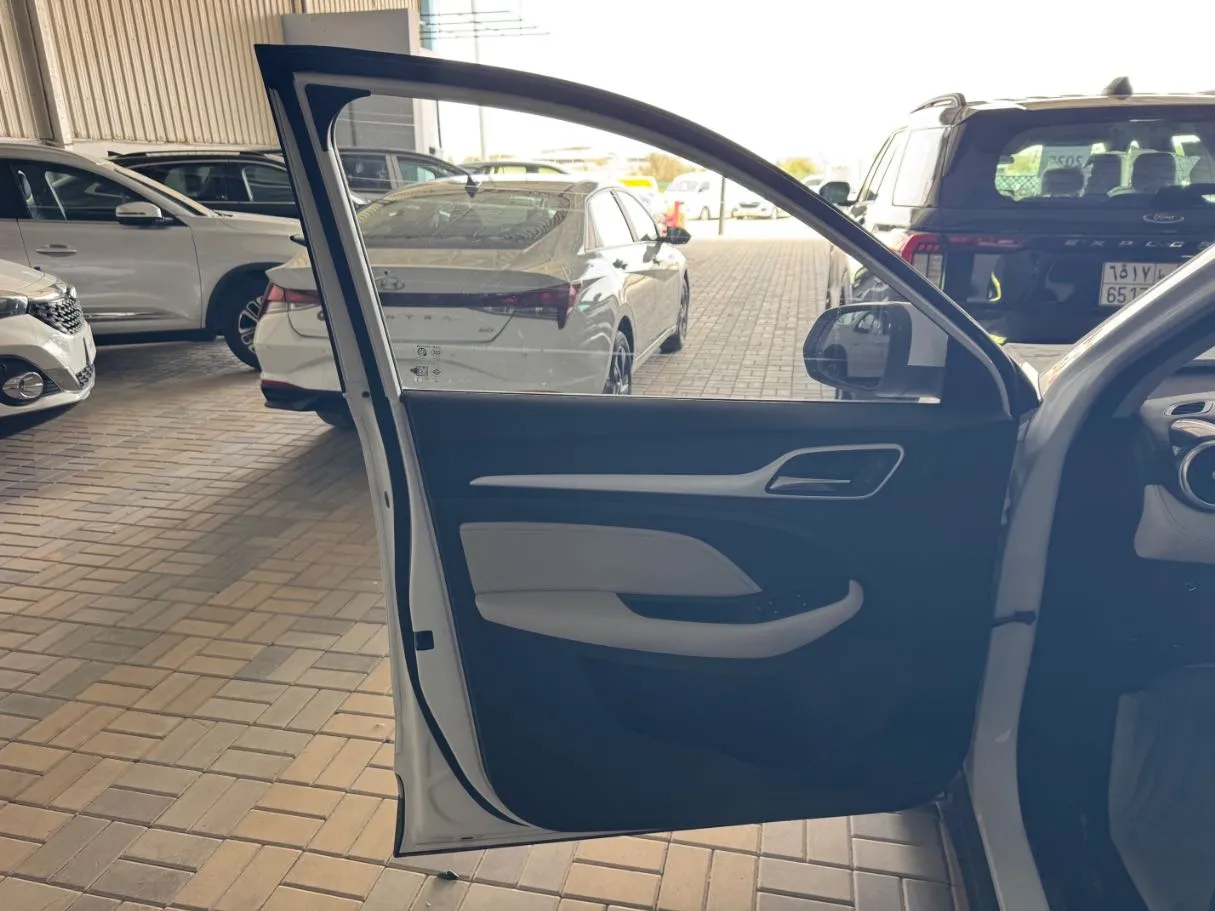 Car image 8