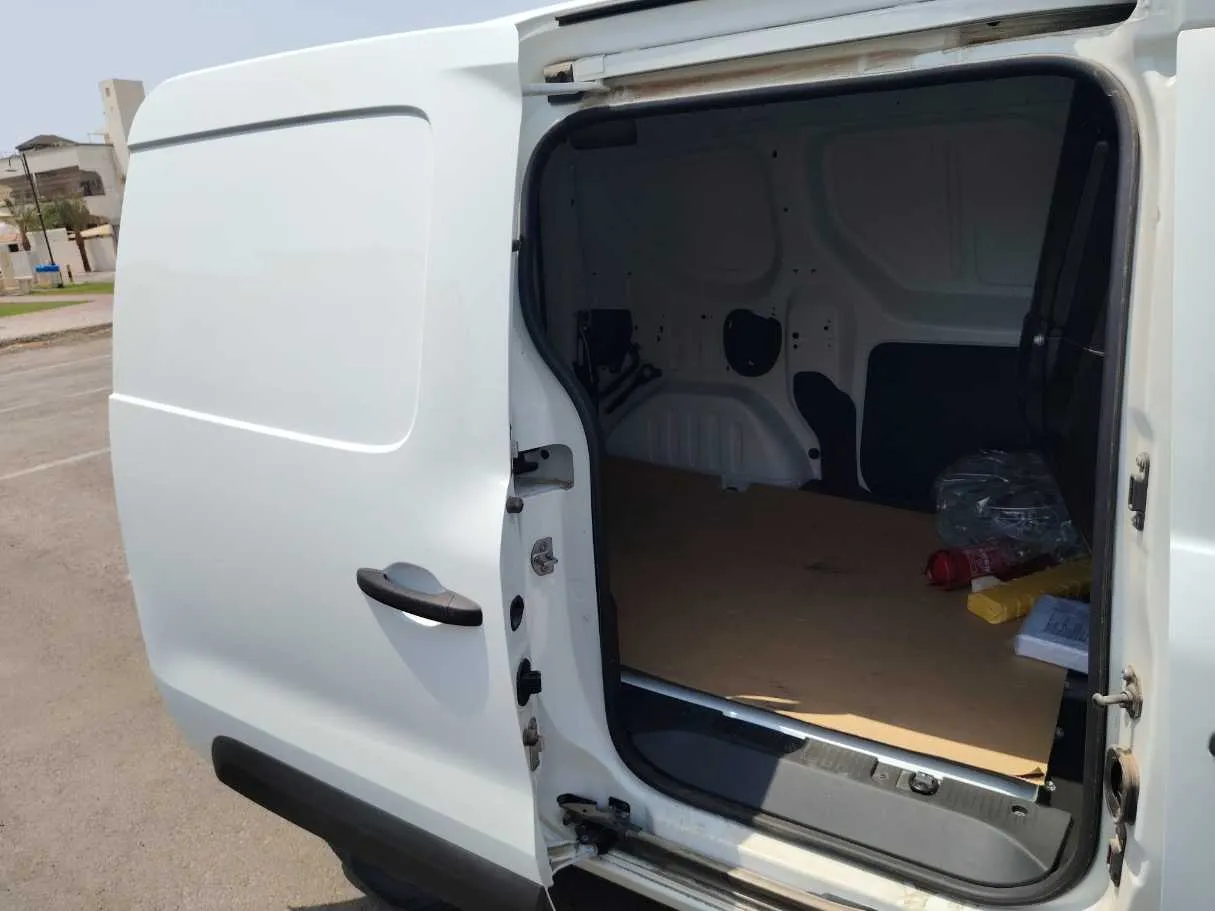 Car image 14