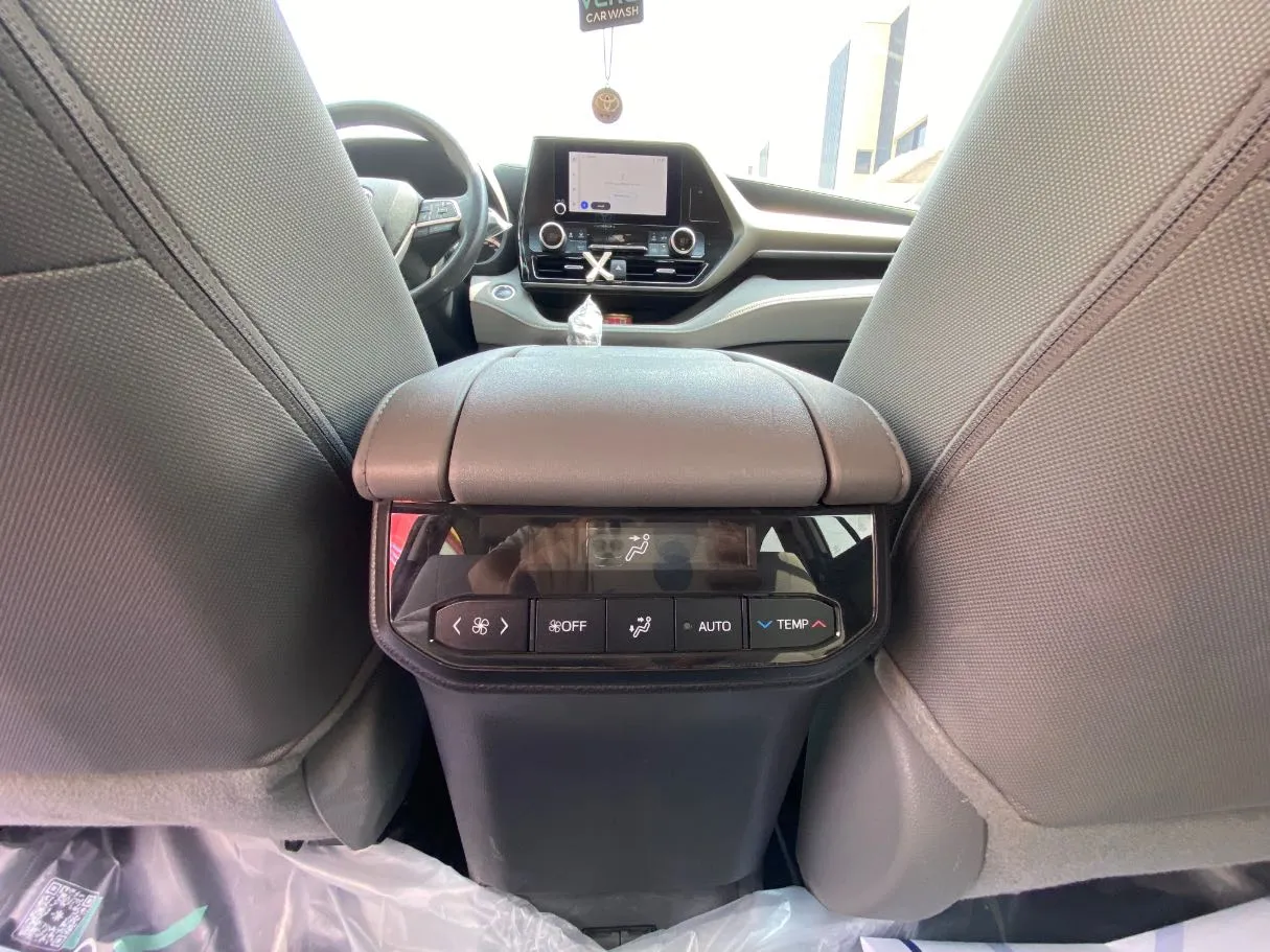 Car image 26