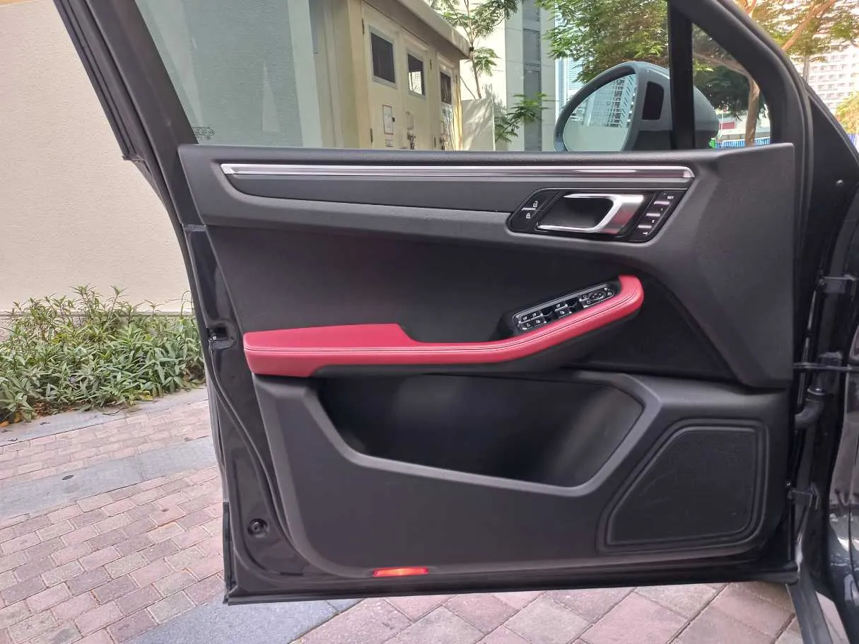 Car image 10