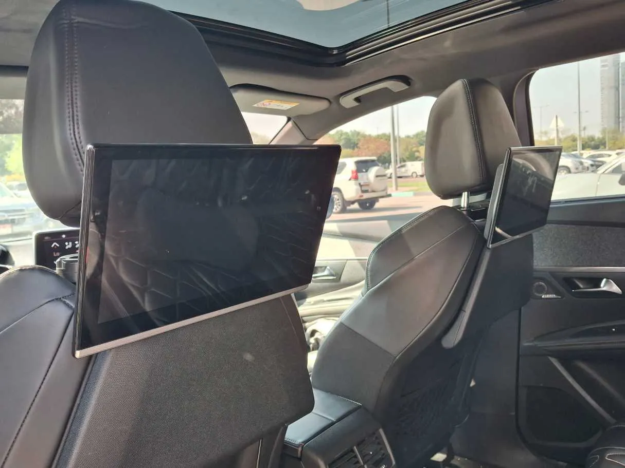 Car image 18