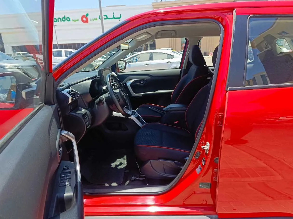Car image 12
