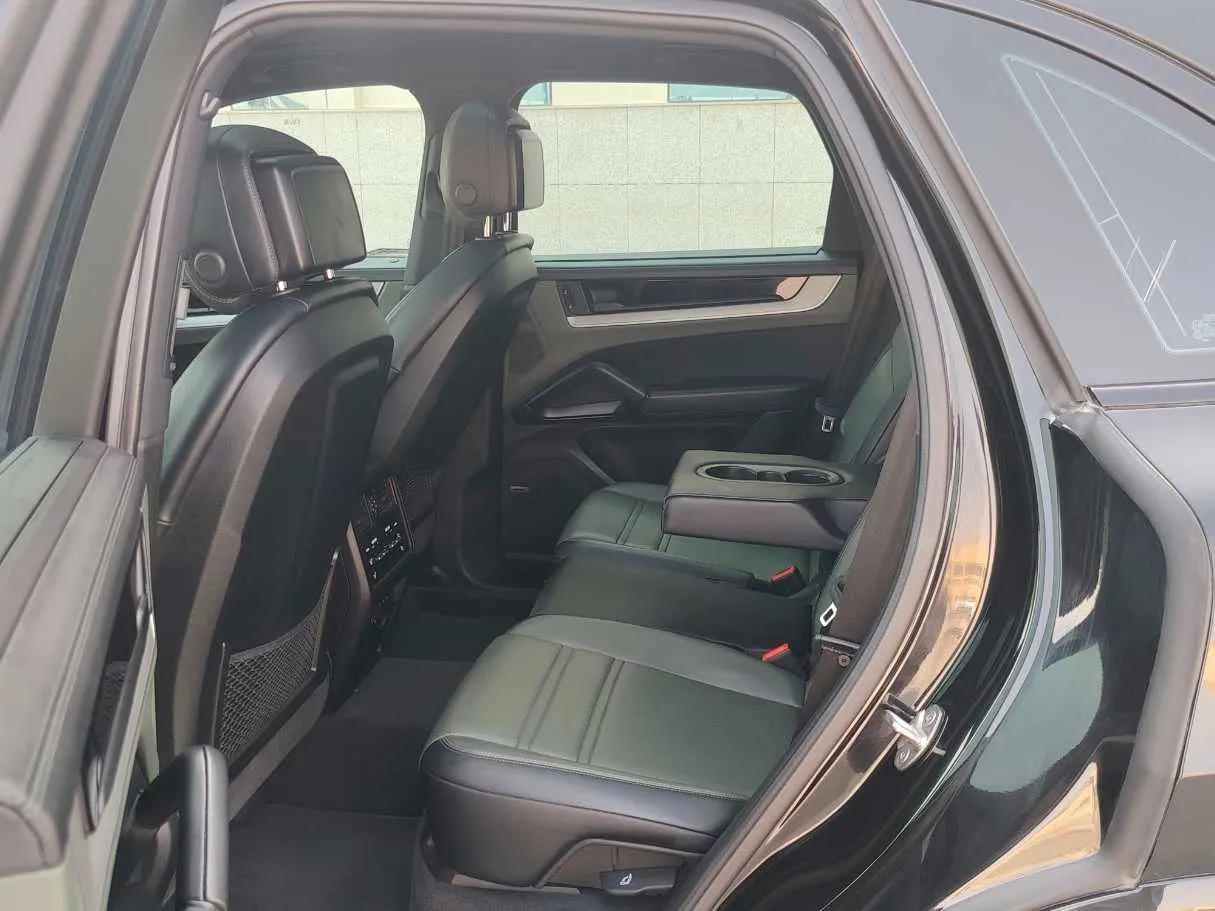 Car image 18