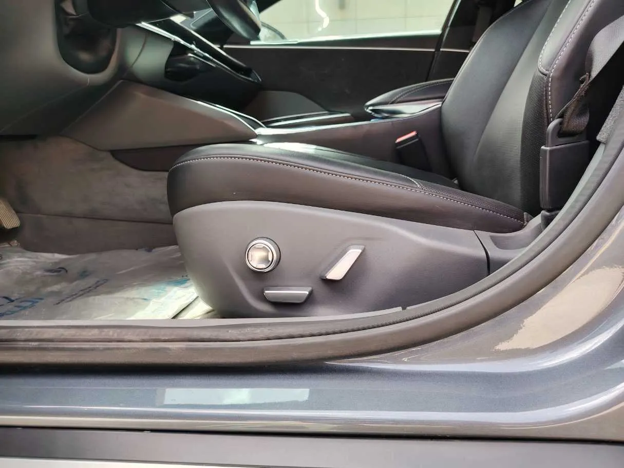 Car image 28