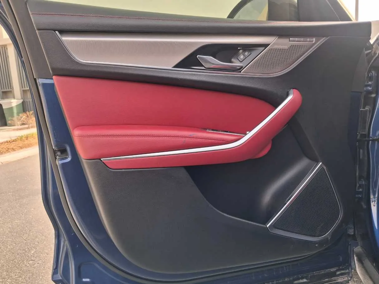 Car image 10