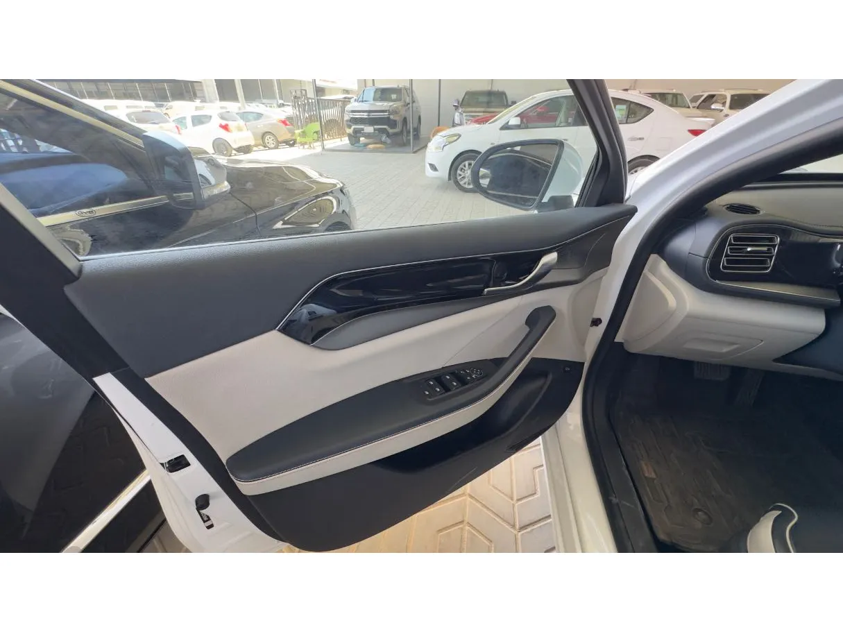 Car image 7