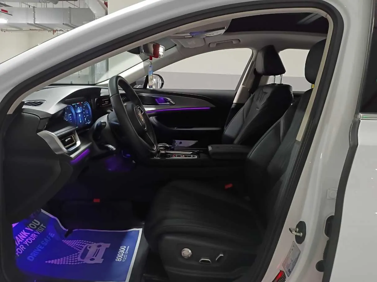 Car image 12