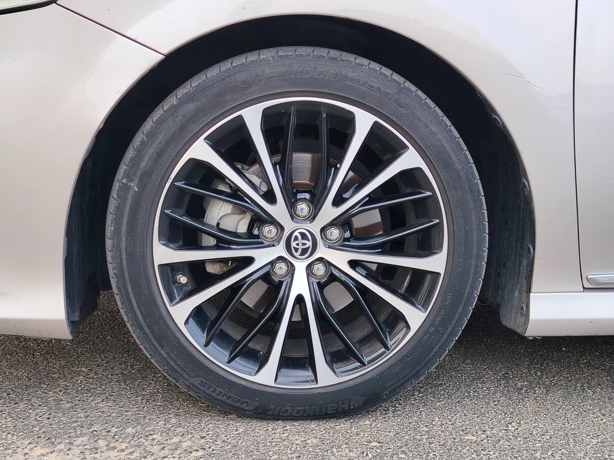 Car image 10