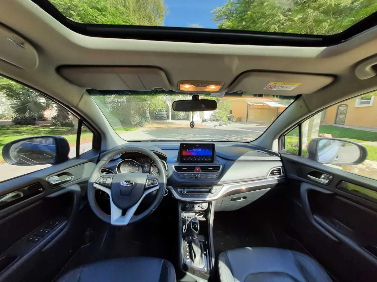 Car image 14