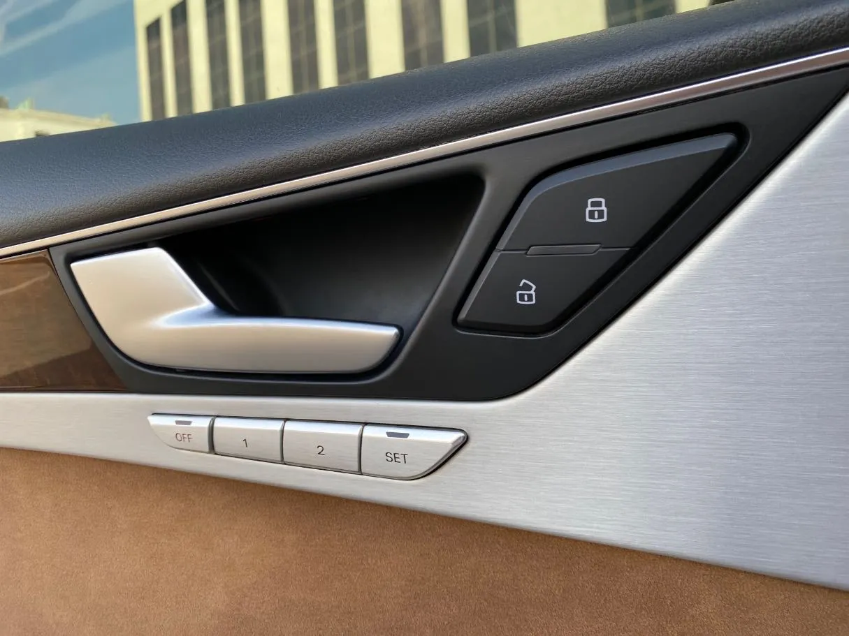 Car image 24