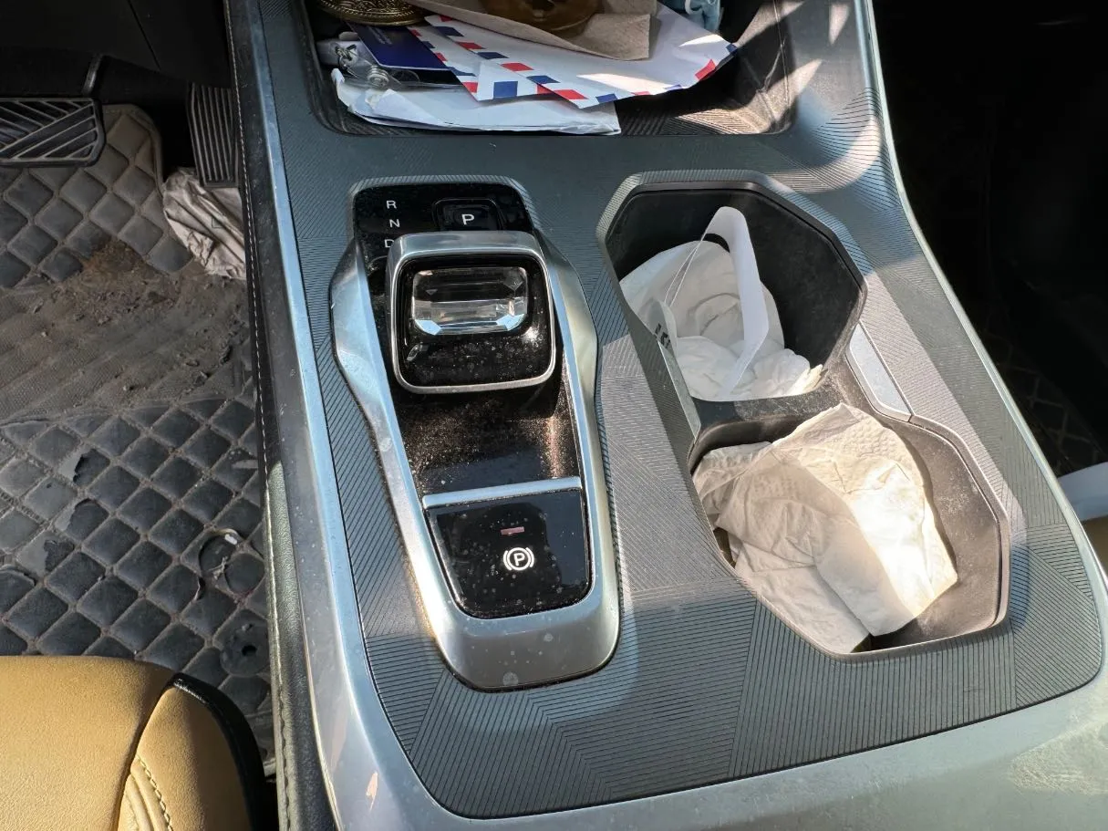 Car image 16