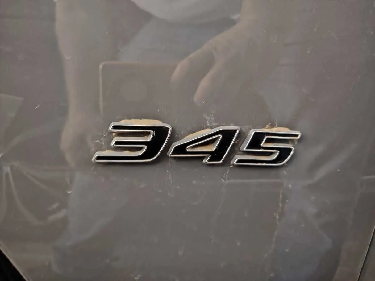 Car image 30