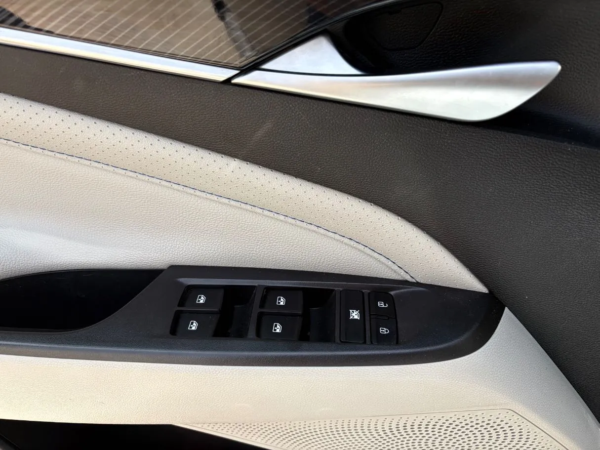Car image 26
