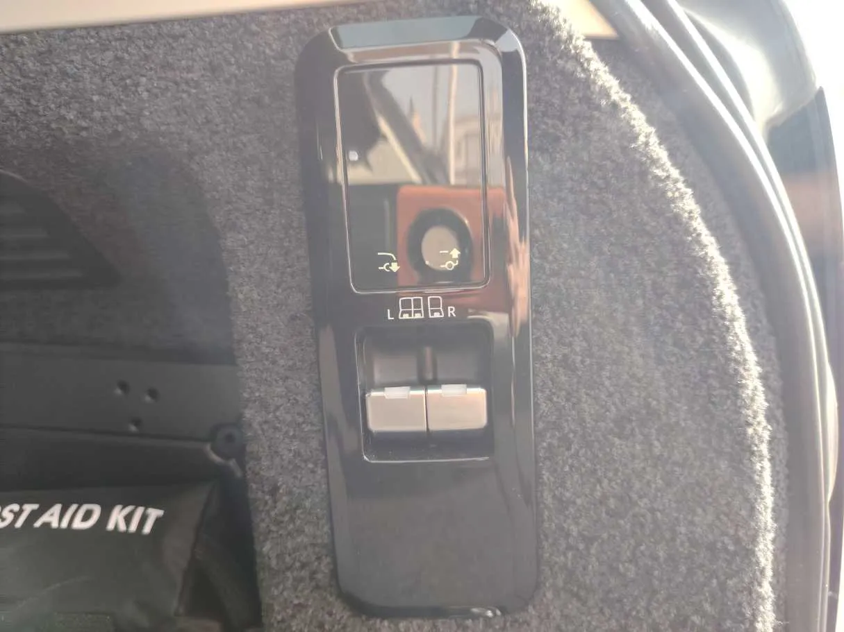 Car image 38