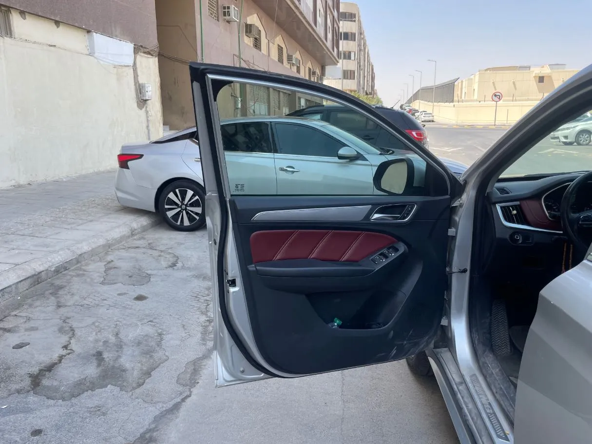 Car image 9