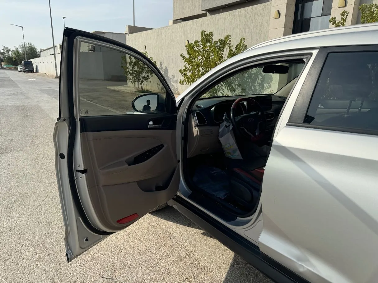Car image 10
