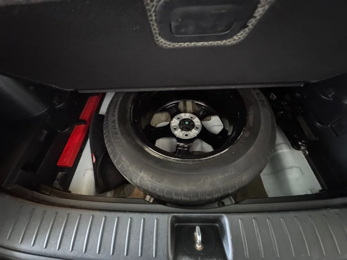 Car image 19