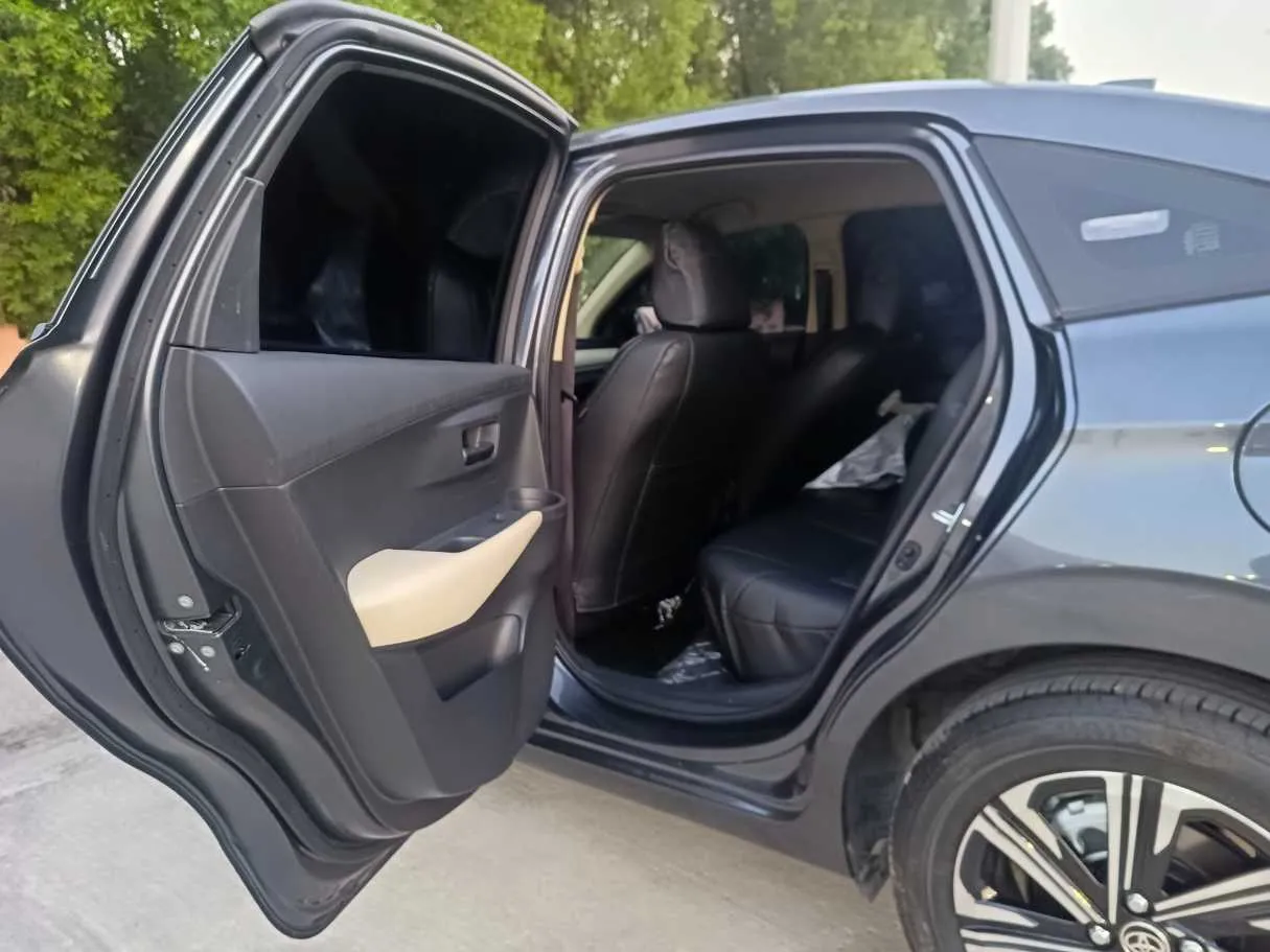 Car image 14