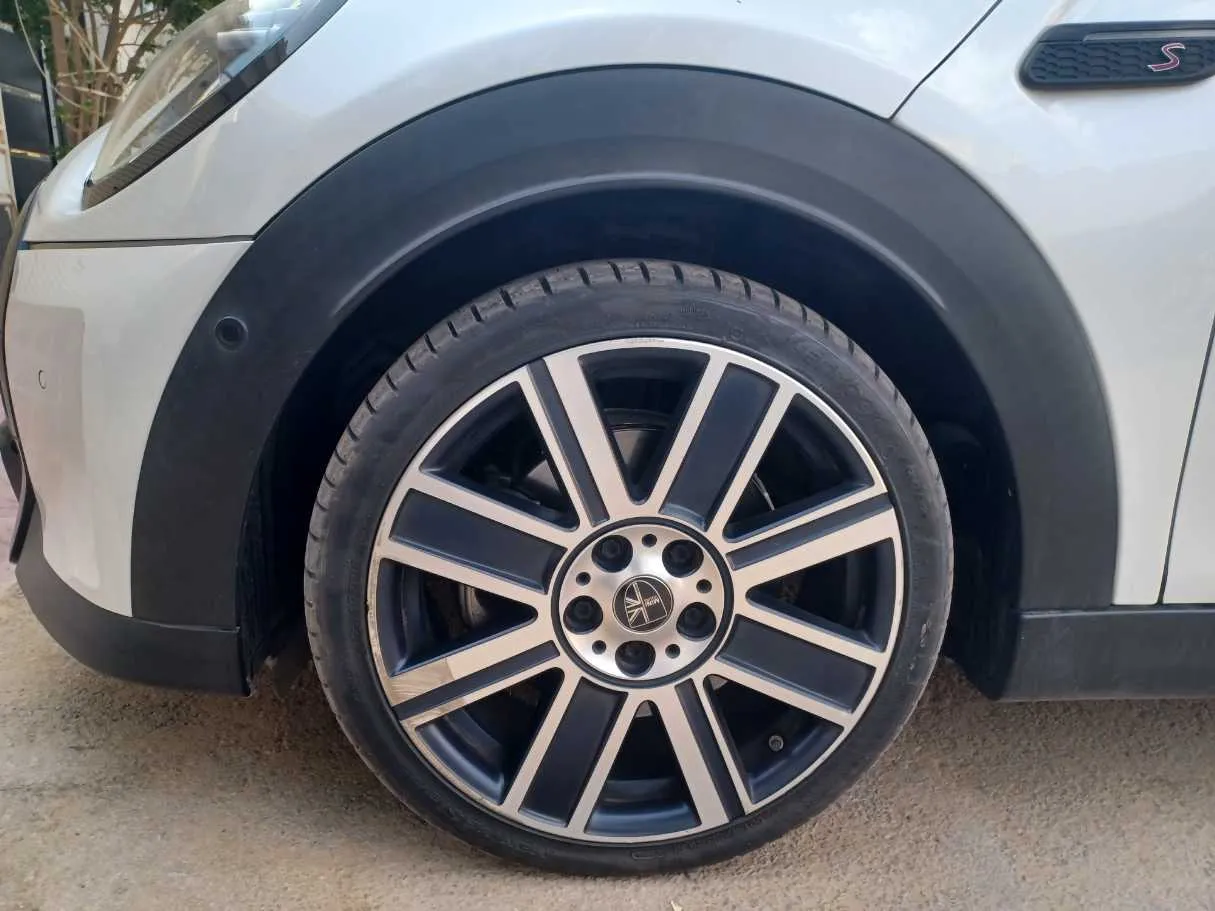 Car image 9