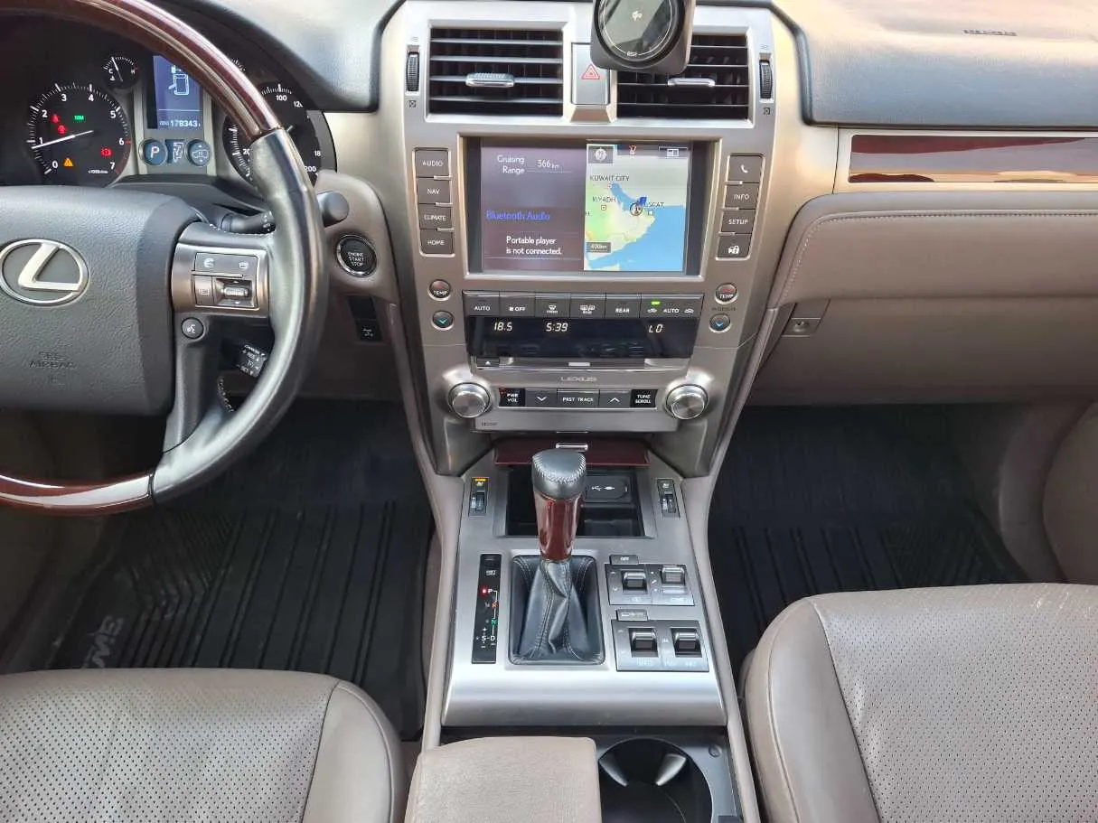 Car image 15