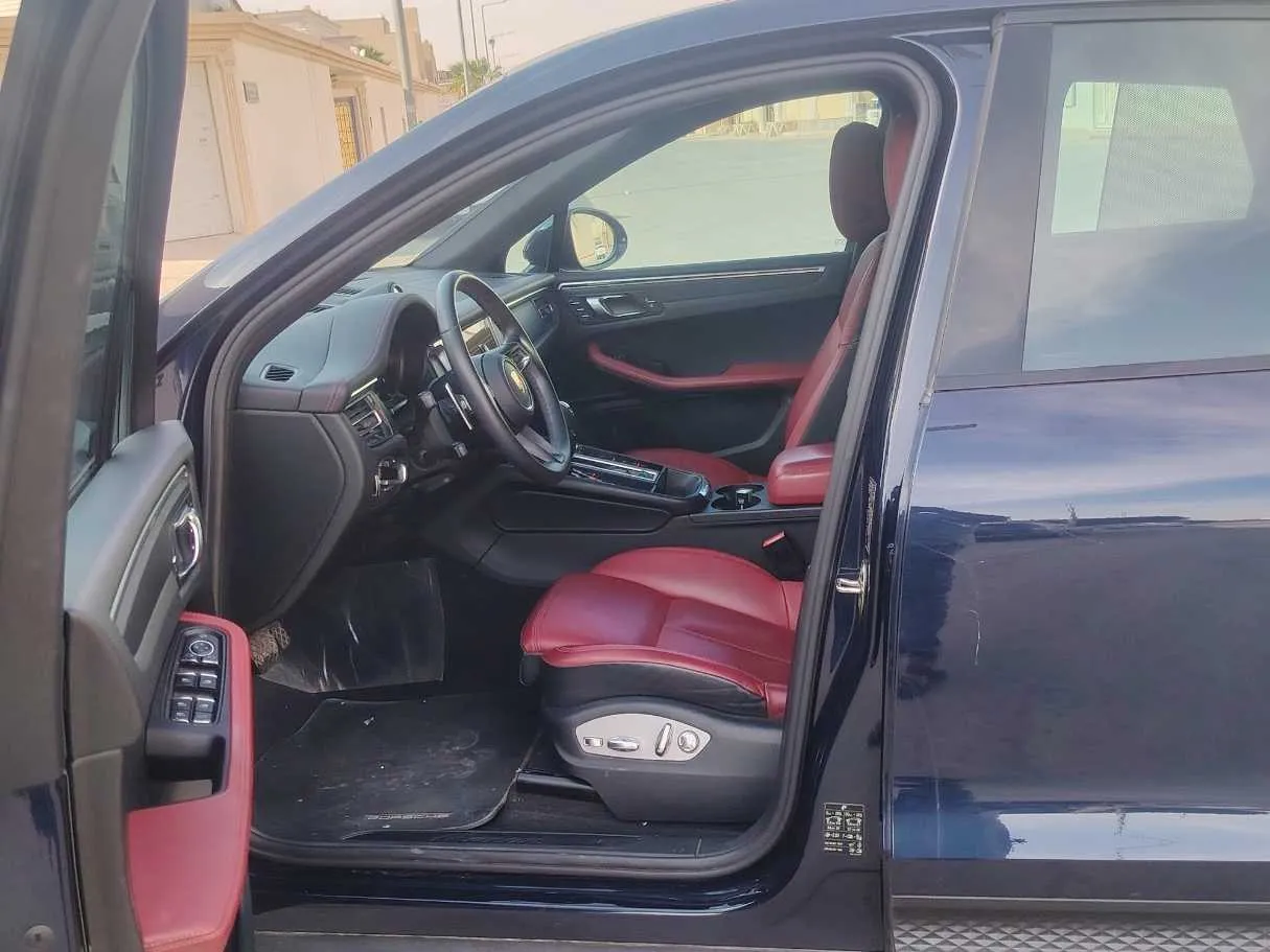 Car image 13
