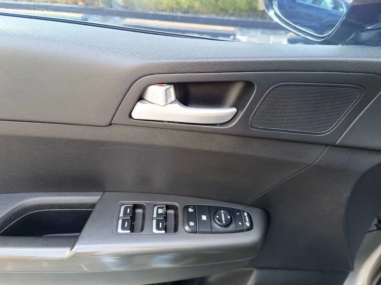 Car image 34