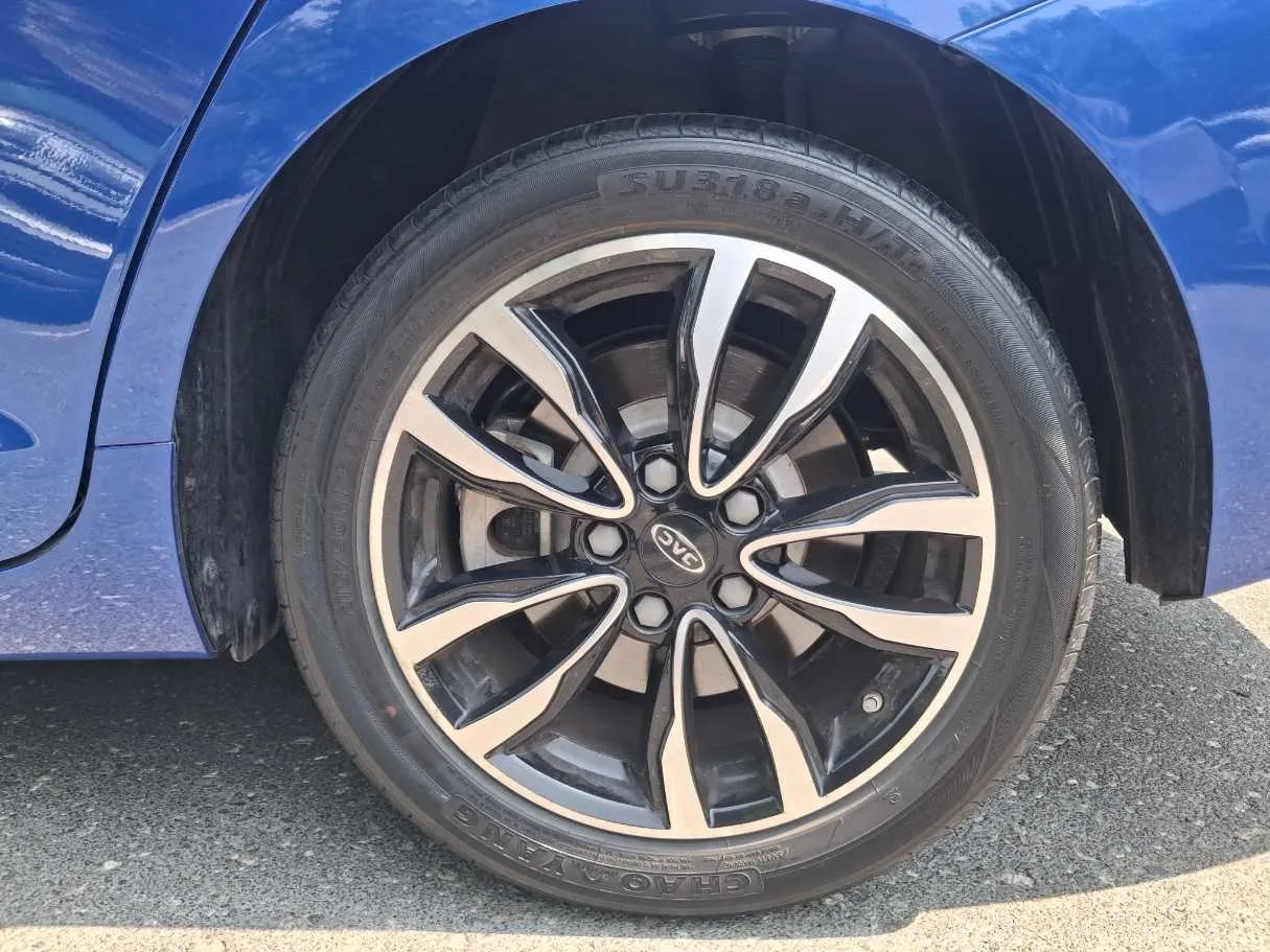 Car image 9