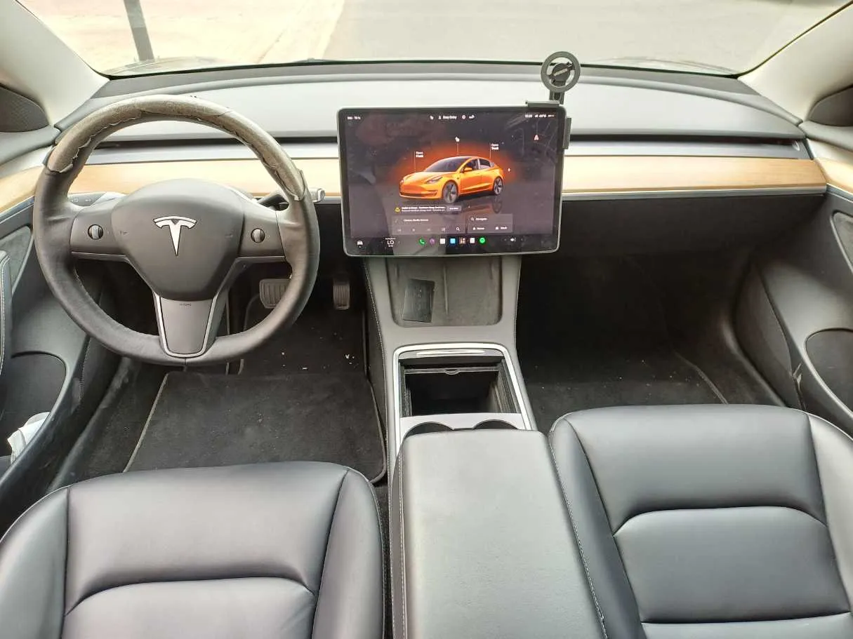 Car image 16