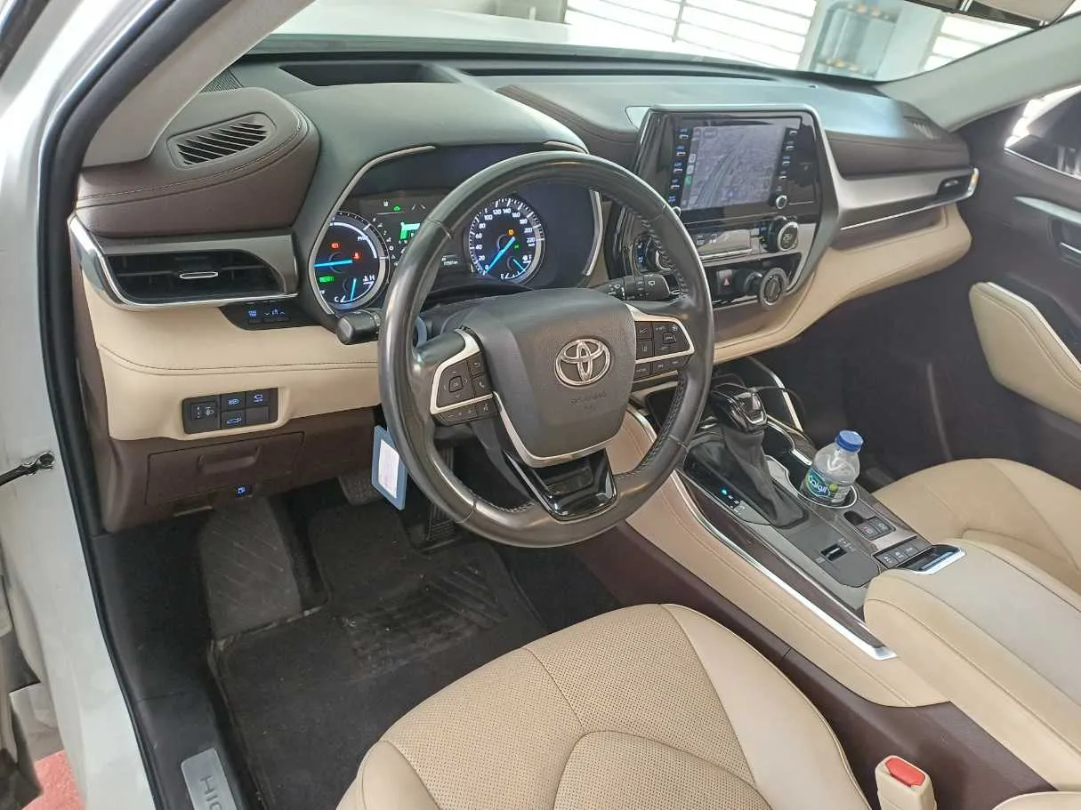 Car image 11