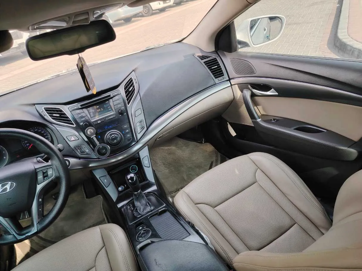 Car image 19