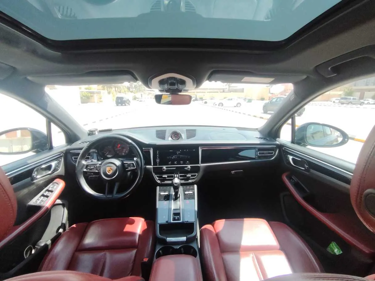 Car image 18